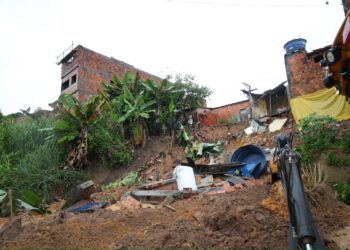 Candeias: Defesa Civil interdita 9 casas após deslizamento de terra
