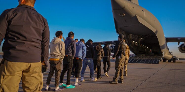 Suprema Corte dos EUA autoriza Trump a retirar visto de mais de 500 mil imigrantes