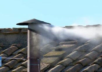 Fumaça branca sai da chaminé da Capela Sistina, e Igreja Católica elege novo papa