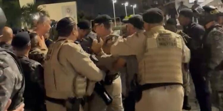 Choque é convocado para conter manifestação na Câmara de Salvador; Sindicalista é detido