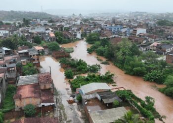Bahia: Rio transborda após fortes chuvas e 80 famílias ficam desabrigadas em Santo Amaro
