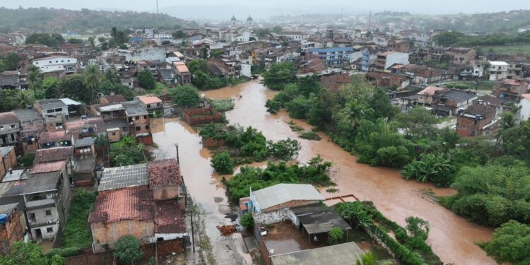 Bahia: Rio transborda após fortes chuvas e 80 famílias ficam desabrigadas em Santo Amaro
