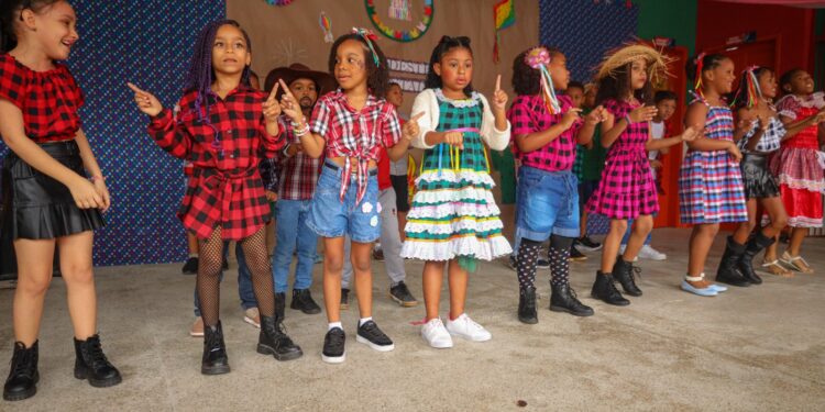 Candeias: Arraiá nas Escolas anima a criançada e celebra a cultura nordestina