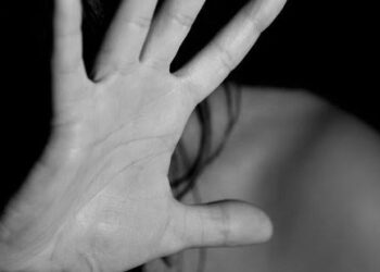 Corretora é estrupada e obrigada a ver filme pornô por cliente