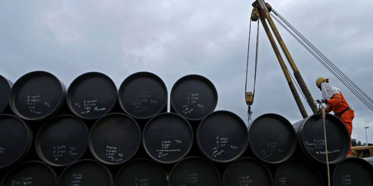 Petróleo salta mais de 7% após ataques de Israel ao Irã; bolsas despencam e ouro ganha força