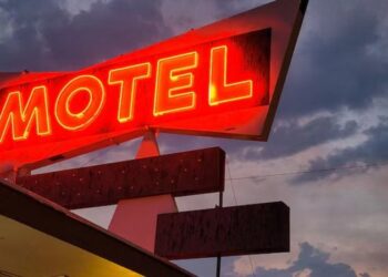 Homem oferece carona para ex-sogra, desvia caminho para motel e comete abuso sexual