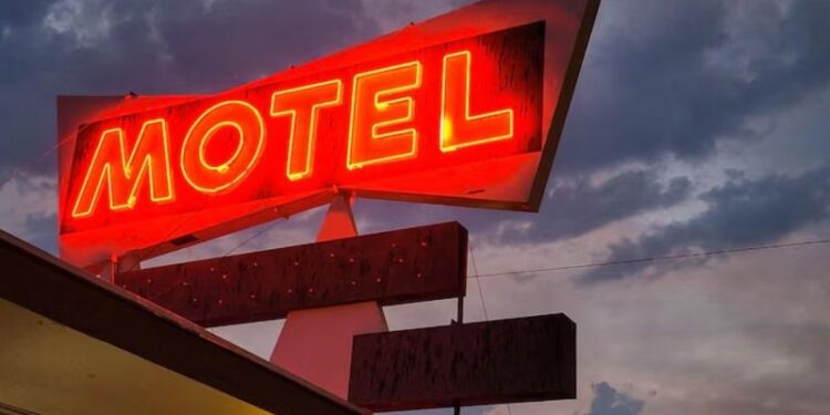 Homem oferece carona para ex-sogra, desvia caminho para motel e comete abuso sexual