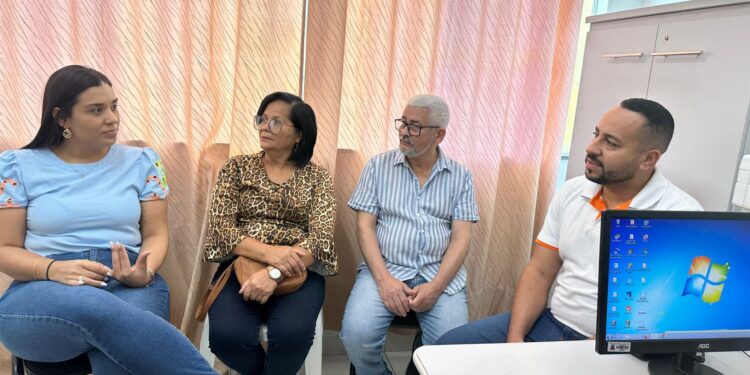 Candeias: Parceria pode ampliar entrega gratuita de óculos de grau na clínica Municipal Ver Melhor