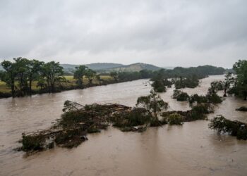 Número de mortes por enchentes no Texas passa de 100; buscas continuam em meio à previsão de mais chuva