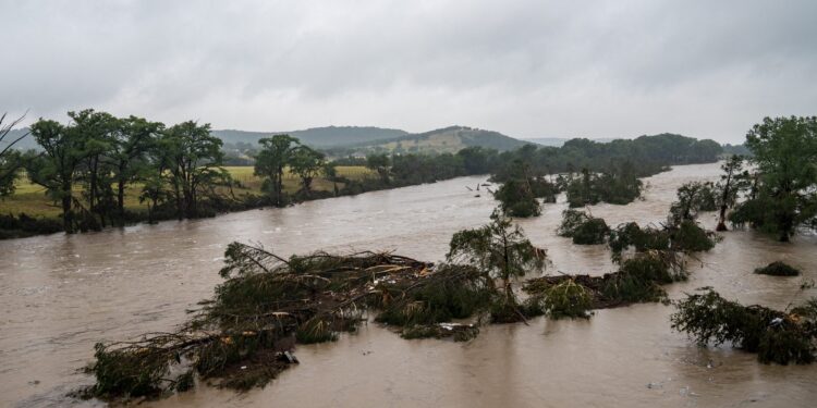 Número de mortes por enchentes no Texas passa de 100; buscas continuam em meio à previsão de mais chuva