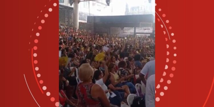 Professores municipais de Salvador mantém greve após assembleia