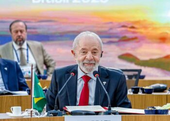 Lula convoca reunião de emergência após ser pego de surpresa por Trump com tarifaço ao Brasil