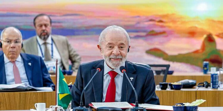 Lula convoca reunião de emergência após ser pego de surpresa por Trump com tarifaço ao Brasil