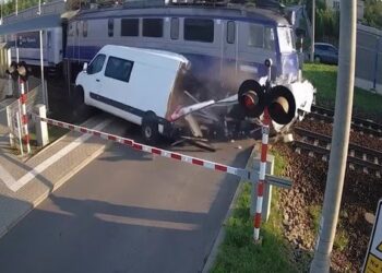 Motorista ultrapassa sinal vermelho e Van é destruída ao ser atingida por trem