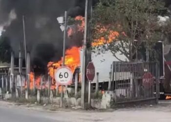 Motorista morre eletrocutado após caçamba de caminhão atingir fio de alta tensão em rodovia na Bahia