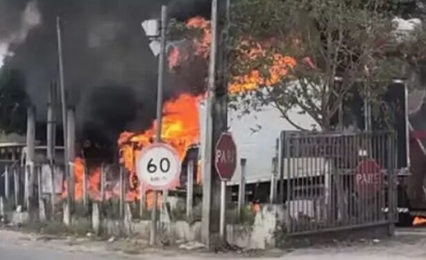 Motorista morre eletrocutado após caçamba de caminhão atingir fio de alta tensão em rodovia na Bahia
