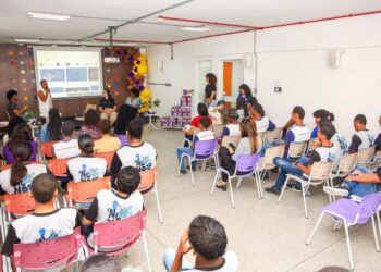 Candeias: Alunos do Paulo IV participam de palestra educativa sobre violência contra a mulher