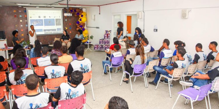 Candeias: Alunos do Paulo IV participam de palestra educativa sobre violência contra a mulher
