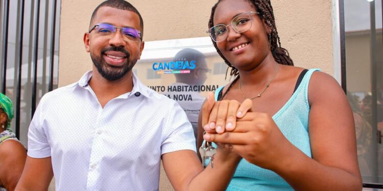 Candeias: Prefeitura entrega 32 apartamentos a famílias de Menino Jesus e anuncia licitação para urbanização do “buracão”