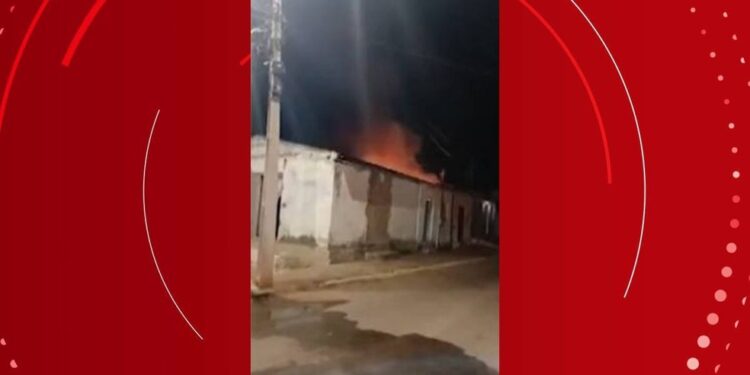 Mulher é agredida pelo próprio irmão, após discussão e tem casa incendiada