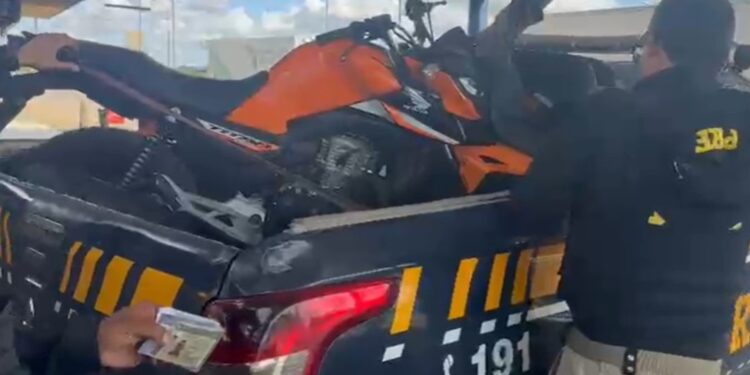 Passageiro é preso após transportar moto roubada dentro de ônibus intermunicipal em Feira de Santana