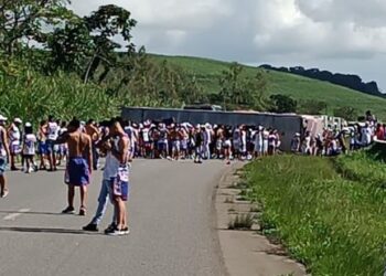 Ônibus da Bamor capota após suposto ataque com bomba de torcida do Sport