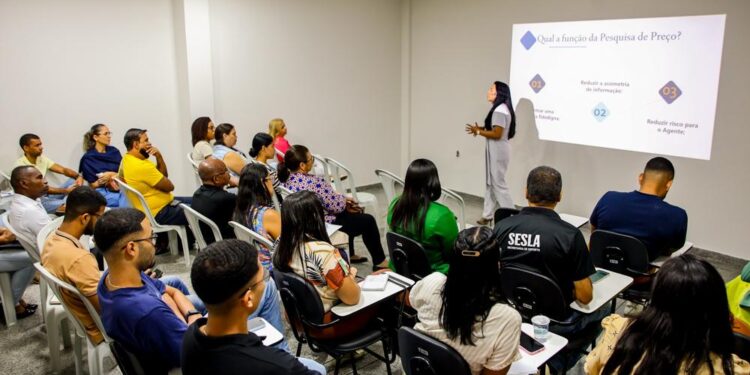 Candeias: Servidores recebem capacitação sobre pesquisa de preços em licitações