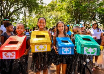 Candeias: Distrito da Colônia mantém tradição e leva mais de 400 estudantes à abertura dos desfiles de 7 de setembro