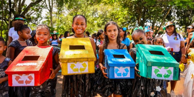 Candeias: Distrito da Colônia mantém tradição e leva mais de 400 estudantes à abertura dos desfiles de 7 de setembro