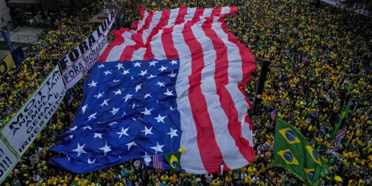 Bandeira dos EUA em protesto na Paulista repercute no ‘New York Times’: ‘Novo símbolo da direita brasileira’