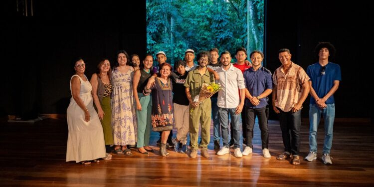 Estudantes do EJA de Madre de Deus participam de lançamento de livro na UFBA
