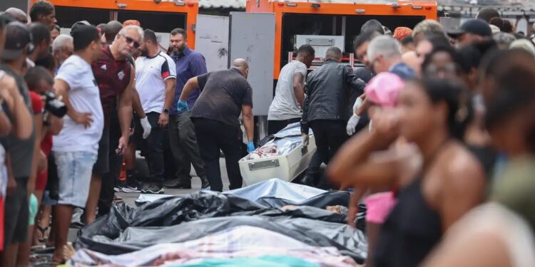 Comunidade do Rio amanhece com fila de corpos em praça após megaoperação