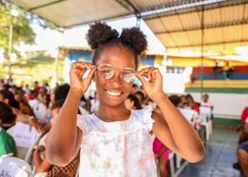 Candeias: Mais de duzentos alunos recebem óculos de grau gratuito