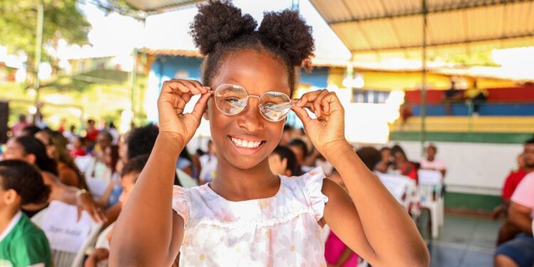 Candeias: Mais de duzentos alunos recebem óculos de grau gratuito