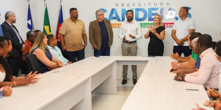 Prefeitura e CDL lançam campanha “Natal de Luz Candeias” que sorteará carro e moto 0KM