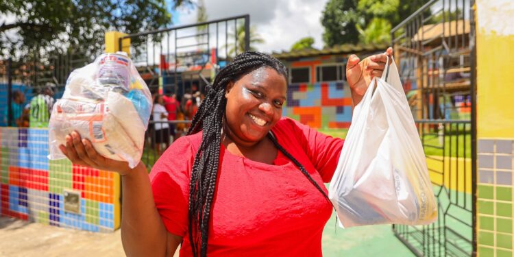 Candeias: Beneficiários dos distritos comemoram mais um ano de entrega da Cesta Natalina