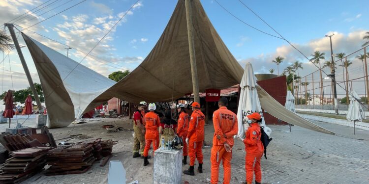 Madre De Deus: 4 barracas de praia ficaram destruídas após explosão