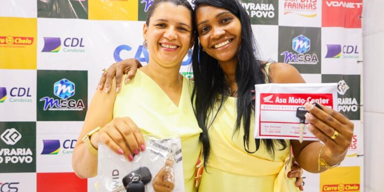 Candeias: Prefeito Eriton Ramos e diretoria da CDL entregam as chaves dos veículos às ganhadoras da campanha Natal de Luz Candeias