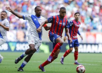 Bahia atropela o Galícia na Fonte Nova e dispara na liderança do Baianão