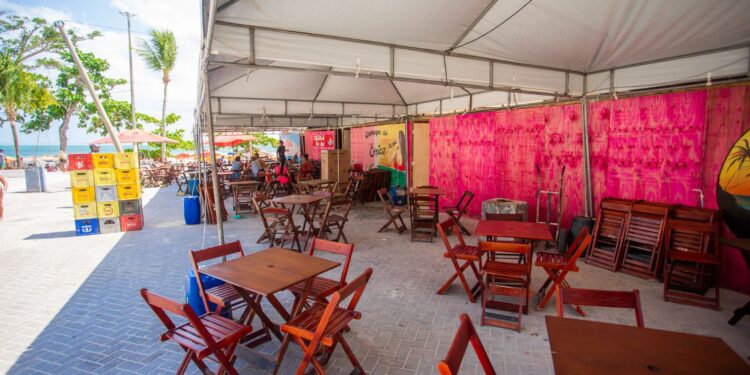 Prefeitura de Madre de Deus apoia barraqueiros com estrutura provisória no Complexo de Barracas