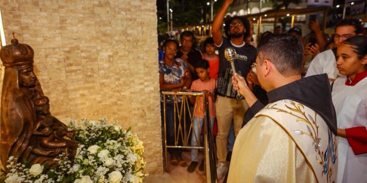 Candeias: Inauguração de praça tem aplausos do povo e benção de Nossa Senhora