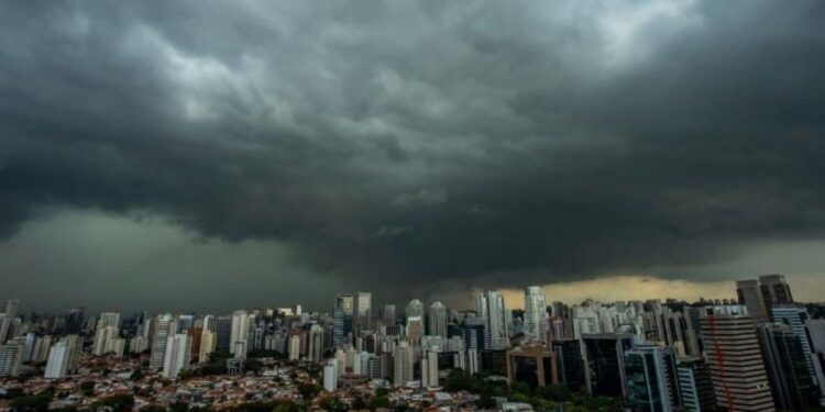 Alerta de perigo: chuvas de até 100 mm e ventos de 100 km atingem 16 estados