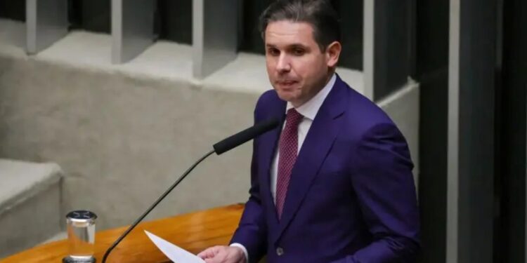 Motta encaminha PEC que acaba com a escala 6×1 para a CCJ e diz que, depois, texto será debatido em comissão especial