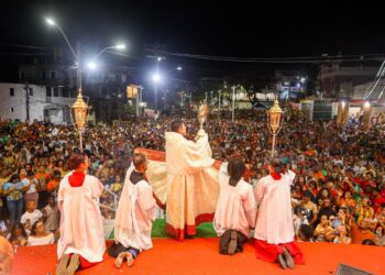 Candeias: Procissão e show reúne milhares de fiéis em encerramento de festa em honra a Nossa Senhora das Candeias