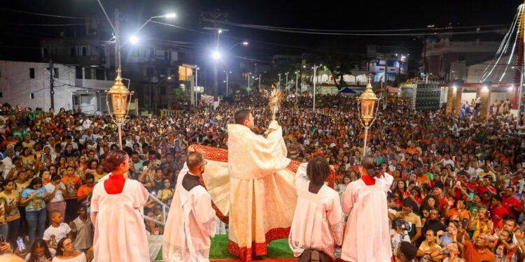 Candeias: Procissão e show reúne milhares de fiéis em encerramento de festa em honra a Nossa Senhora das Candeias
