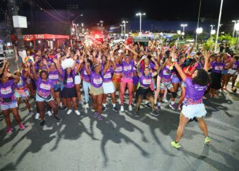 Já é Carnaval, Cidade! Arrastão abre folia momesca e leva centenas de pessoas às ruas do município
