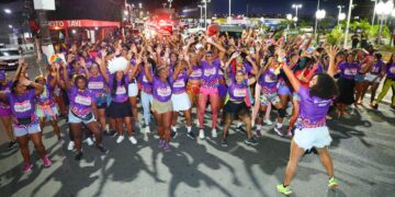 Já é Carnaval, Cidade! Arrastão abre folia momesca e leva centenas de pessoas às ruas do município