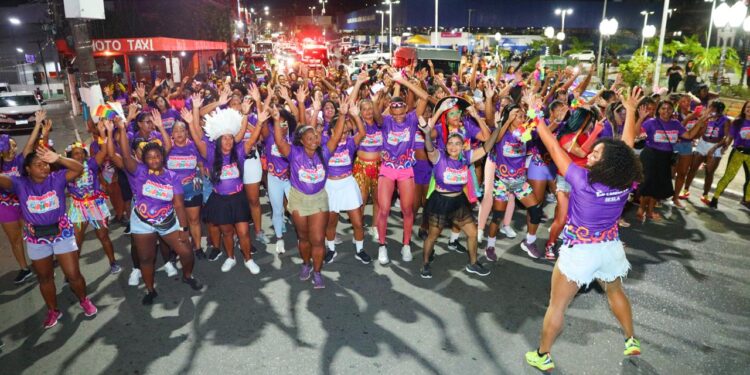 Já é Carnaval, Cidade! Arrastão abre folia momesca e leva centenas de pessoas às ruas do município