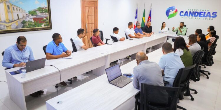 Candeias: Prefeito reforça parceria com o poder legislativo e realiza reunião para apresentar ações da gestão