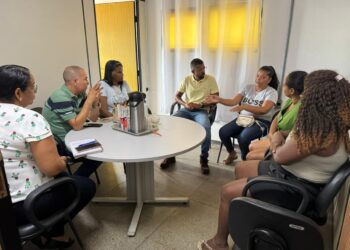 Candeias: Prefeito Eriton Ramos se reúne com feirantes da Central afetados pelas chuvas e garante apoio